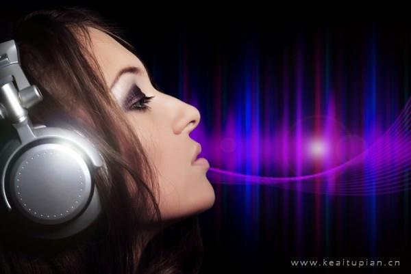 漂亮耳机里播放的什么音乐，让人如此陶醉图片