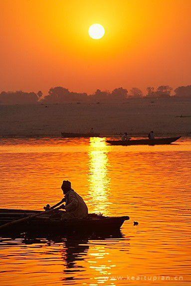 夕阳从地平线上升起的唯美壁纸图片
