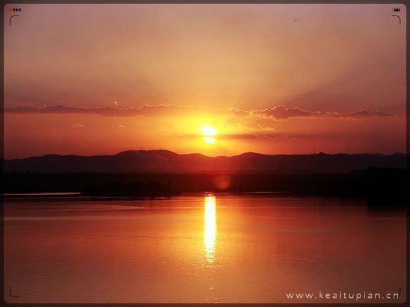 夕阳从地平线上升起的唯美壁纸图片