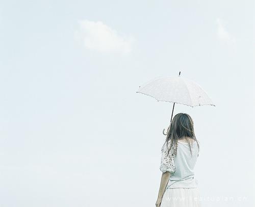 撑伞在雨中漫步的唯美小清新壁纸图片