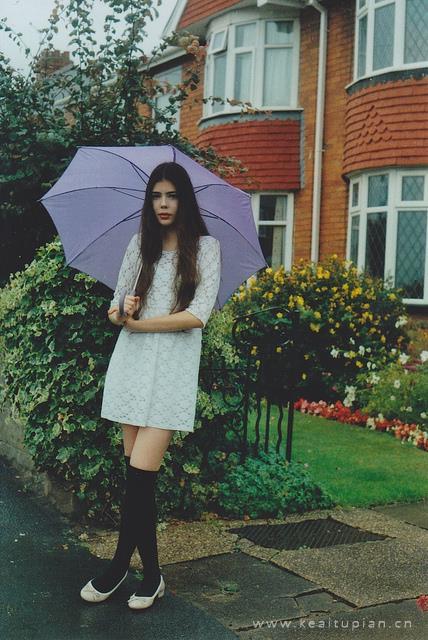 撑伞在雨中漫步的唯美小清新壁纸图片