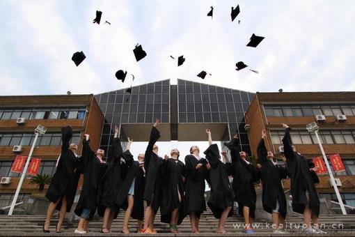 穿上学士服一起告别校园的点点滴滴图片