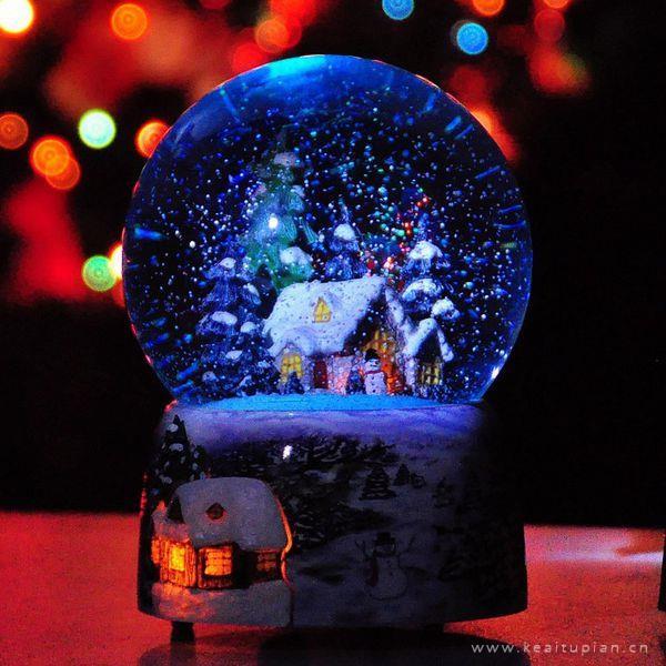 最新漂亮的水晶球里面有着的爱情图片