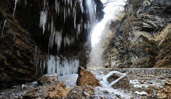 山涧里的清泉瀑布结冰唯美好看风景壁纸图片