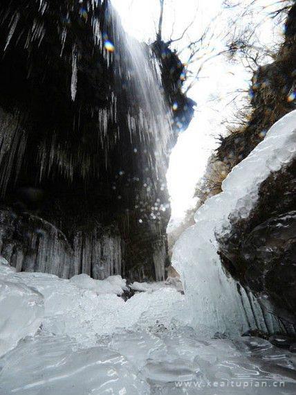 山涧里的清泉瀑布结冰唯美好看风景壁纸图片
