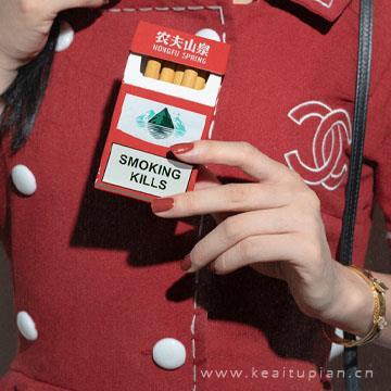 漂亮手里拿着烟的女生头像不露脸，女生个性很拽的香烟头像图片