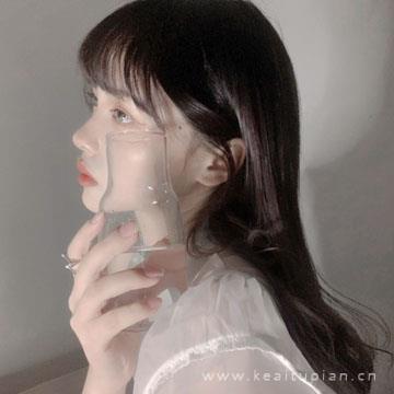 漂亮女生手拿杯子的头像，女生拿着杯子喝水的图片