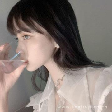 漂亮女生手拿杯子的头像，女生拿着杯子喝水的图片