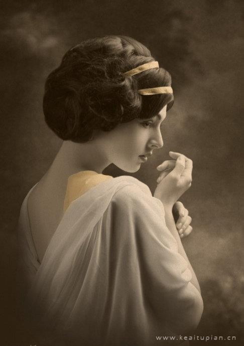 最新的油画上女人们散发着异样的眼光图片