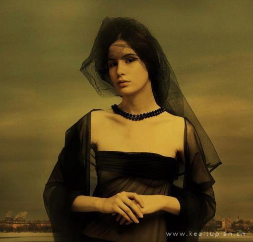 最新的油画上女人们散发着异样的眼光图片