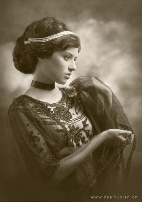 最新的油画上女人们散发着异样的眼光图片