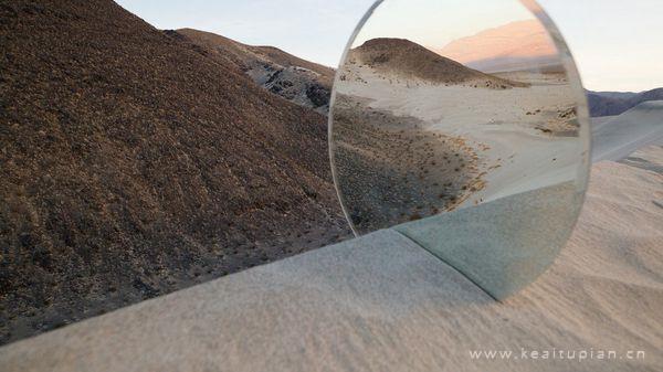 沙漠中镜子反射出了不一样的世界图片