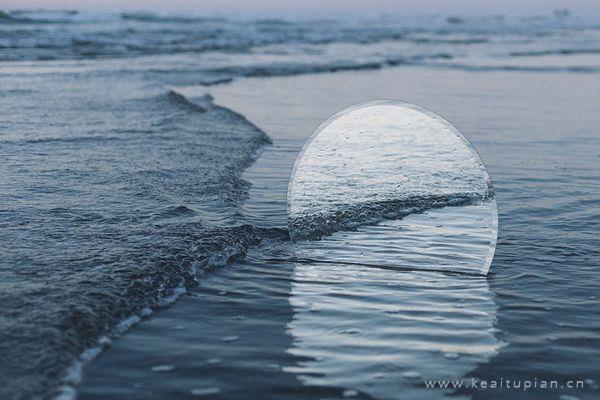 沙漠中镜子反射出了不一样的世界图片