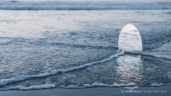 沙漠中镜子反射出了不一样的世界图片