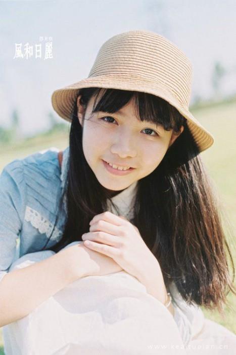 漂亮日系可爱的女孩摄影图在阳光灿烂的春天去郊外的旅程图片