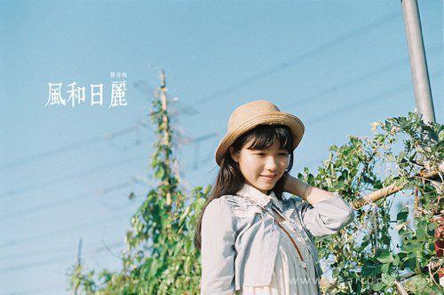 漂亮日系可爱的女孩摄影图在阳光灿烂的春天去郊外的旅程图片