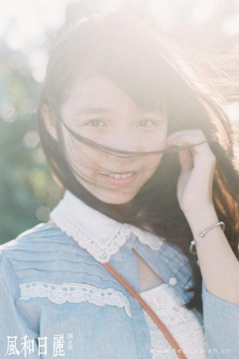 漂亮日系可爱的女孩摄影图在阳光灿烂的春天去郊外的旅程图片