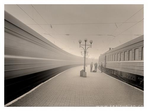 超美在火车上看外面的风景别有一番滋味图片