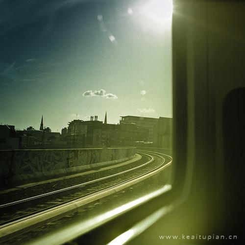 超美火车的飞驰亲近了你我他图片