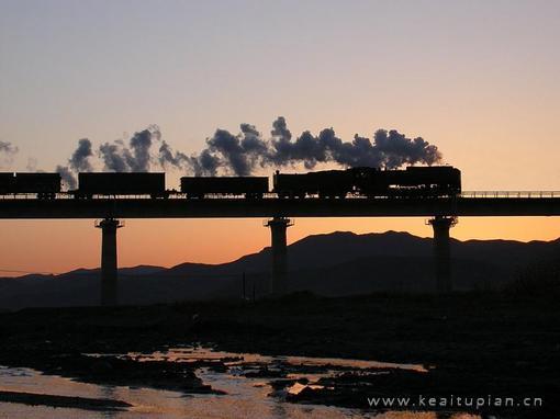 好看的高山有了火车而变得异常的热闹非凡图片