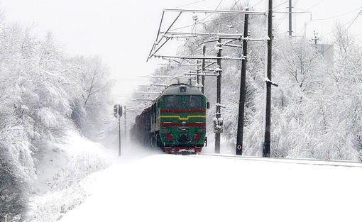 好看的皑皑的白雪下着的火车也快速地驶过图片