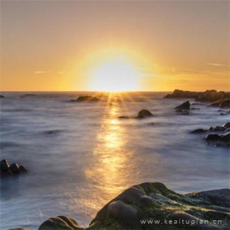 在海边看日出的超美风景壁纸图片