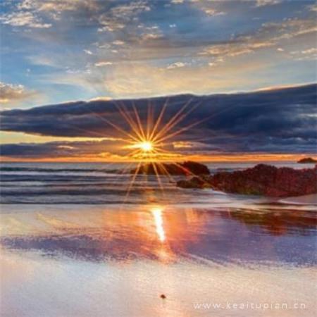 在海边看日出的超美风景壁纸图片