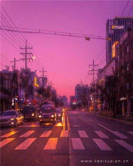 黄昏下的弯月超美好看的手机背景壁纸图片