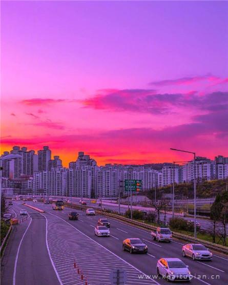 黄昏下的弯月超美好看的手机背景壁纸图片