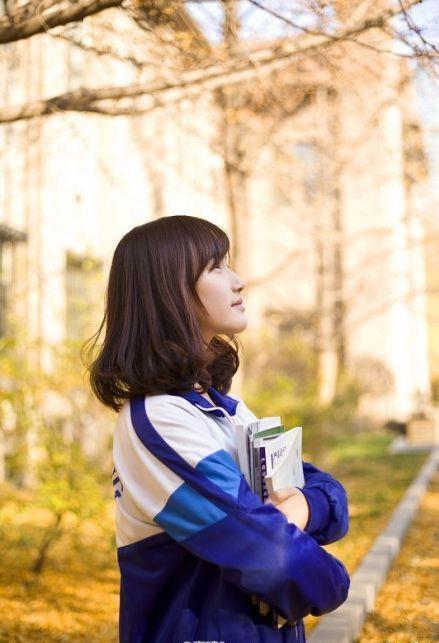 清纯美感十足的制服美女小清新写真图片