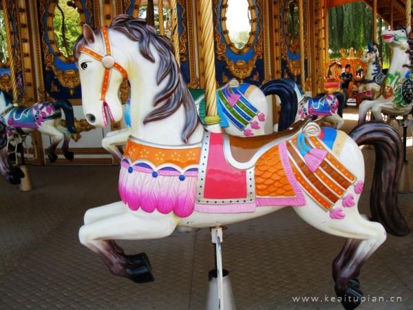 唯美在旋转木马旁一直不肯离开图片