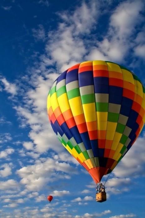 最新气球点缀了天空的颜色图片