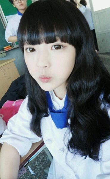 好看水灵灵的女生赋予校服不曾具有的生气图片