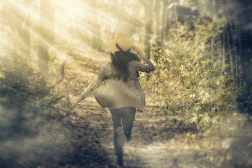 好看你戴着草帽的身影迎着柔和的光线那么美图片