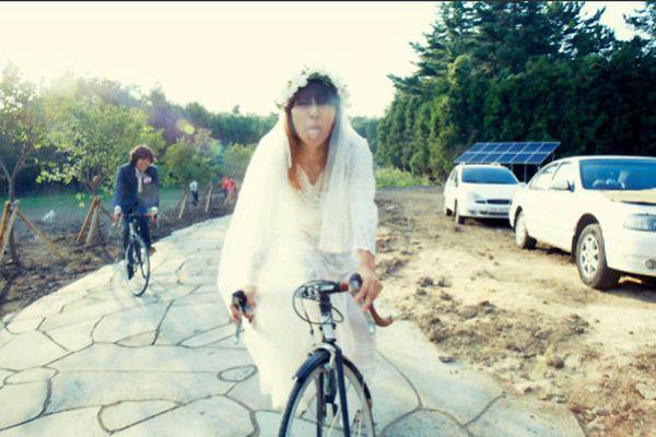 漂亮雪白的婚纱悄然在我心里为你埋下图片