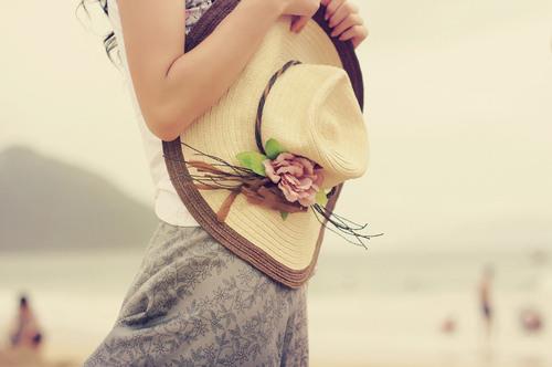 漂亮我戴着草帽坐在拥有你我回忆的地方图片