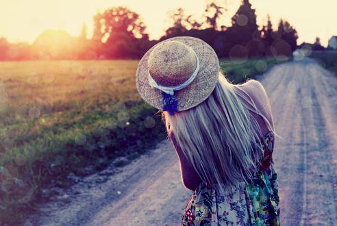 戴着草帽做自己想做的事图片