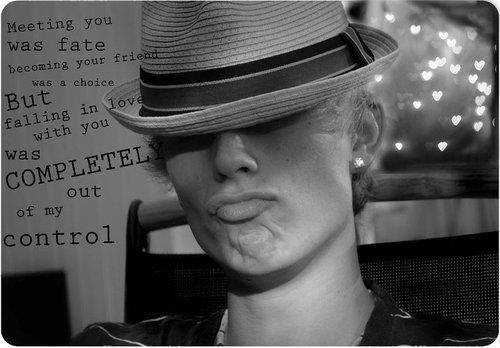 漂亮你戴着草帽时总是笑着图片