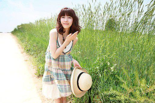 穿着清凉的日韩范美女街拍户外写真图片