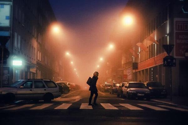 漂亮朦胧夜晚一个人孤独背影，夜晚城市一个人伤感安静真实图片