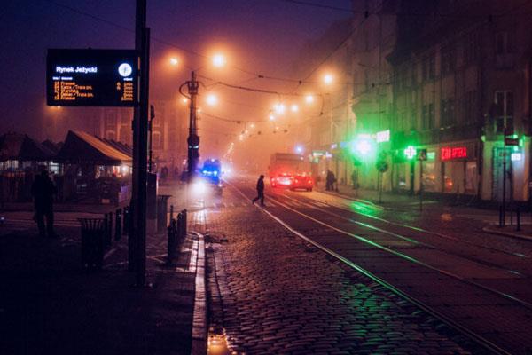 漂亮朦胧夜晚一个人孤独背影，夜晚城市一个人伤感安静真实图片