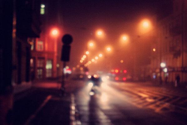 漂亮朦胧夜晚一个人孤独背影，夜晚城市一个人伤感安静真实图片