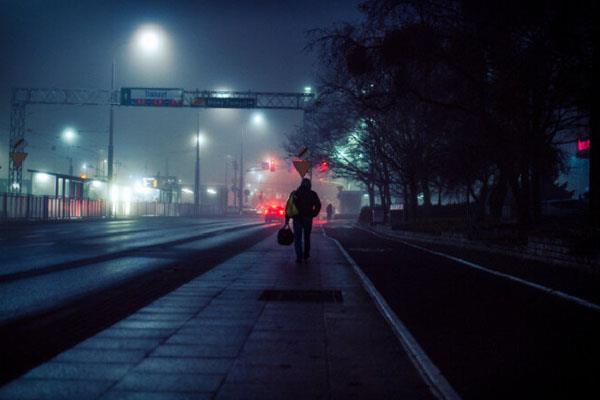 漂亮朦胧夜晚一个人孤独背影，夜晚城市一个人伤感安静真实图片