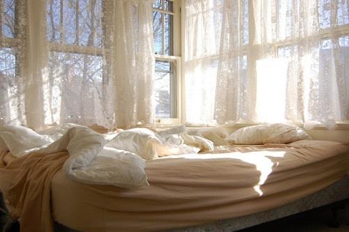 漂亮有时我躺在床上看着窗帘浮想联翩图片