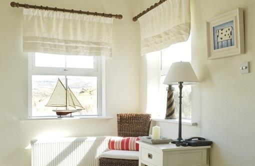 漂亮有时我躺在床上看着窗帘浮想联翩图片