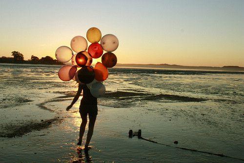 超美气球不孤独却往孤独的蓝天飞翔图片