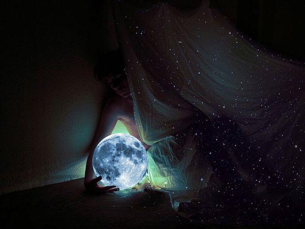 与月亮有同样孤寂的心图片