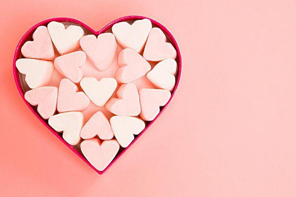 唯美将糖果摆成心的形状送给你图片