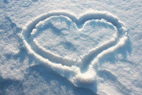 最新想着和你一起去看雪在雪地里留下我们的爱图片
