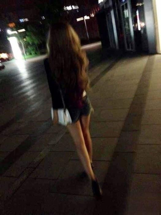 唯美奔跑着的背影看着都令人疼惜图片